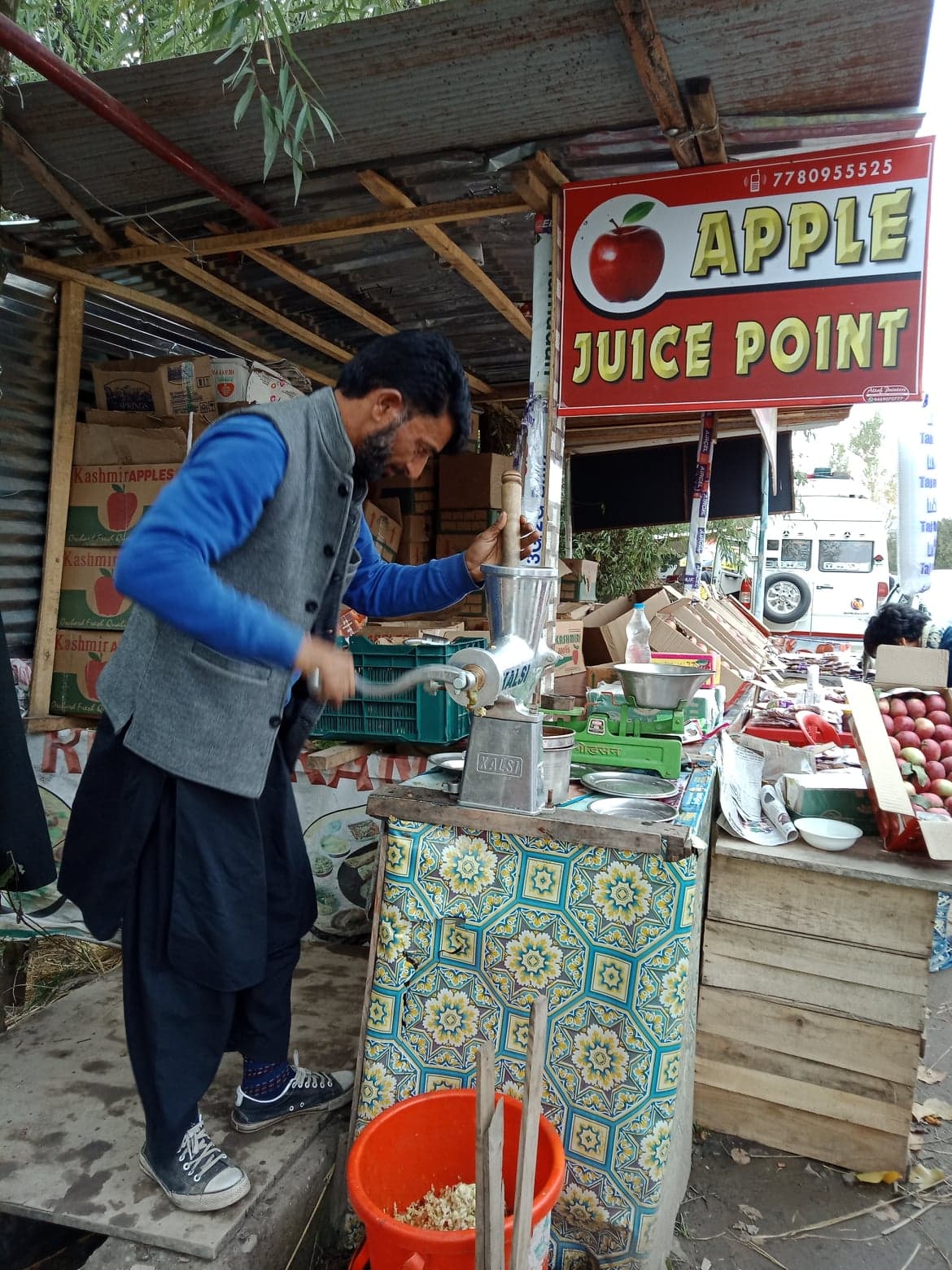 น้ำแอ็บเปิ้ลคั้นสดในสวนที่แคชเมียร์